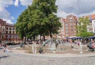 "Brunnen der Lebensfreude" frontal mit Menschen // &copy; Frank Burger