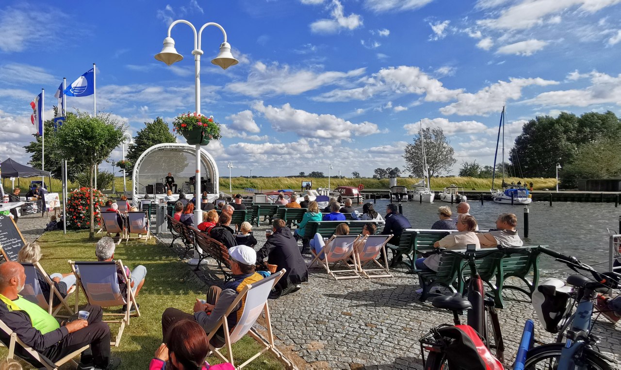 &copy; Musik_am_Hafen.jpg