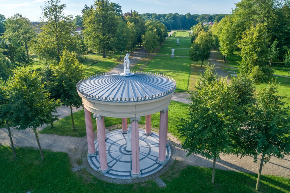 Ogrody pałacowe Neustrelitz z podnoszoną świątynią z góry // © SSGK MV / Funkhaus Creative Ogrody pałacowe Neustrelitz z podnoszoną świątynią z góry // © SSGK MV / Funkhaus Creative