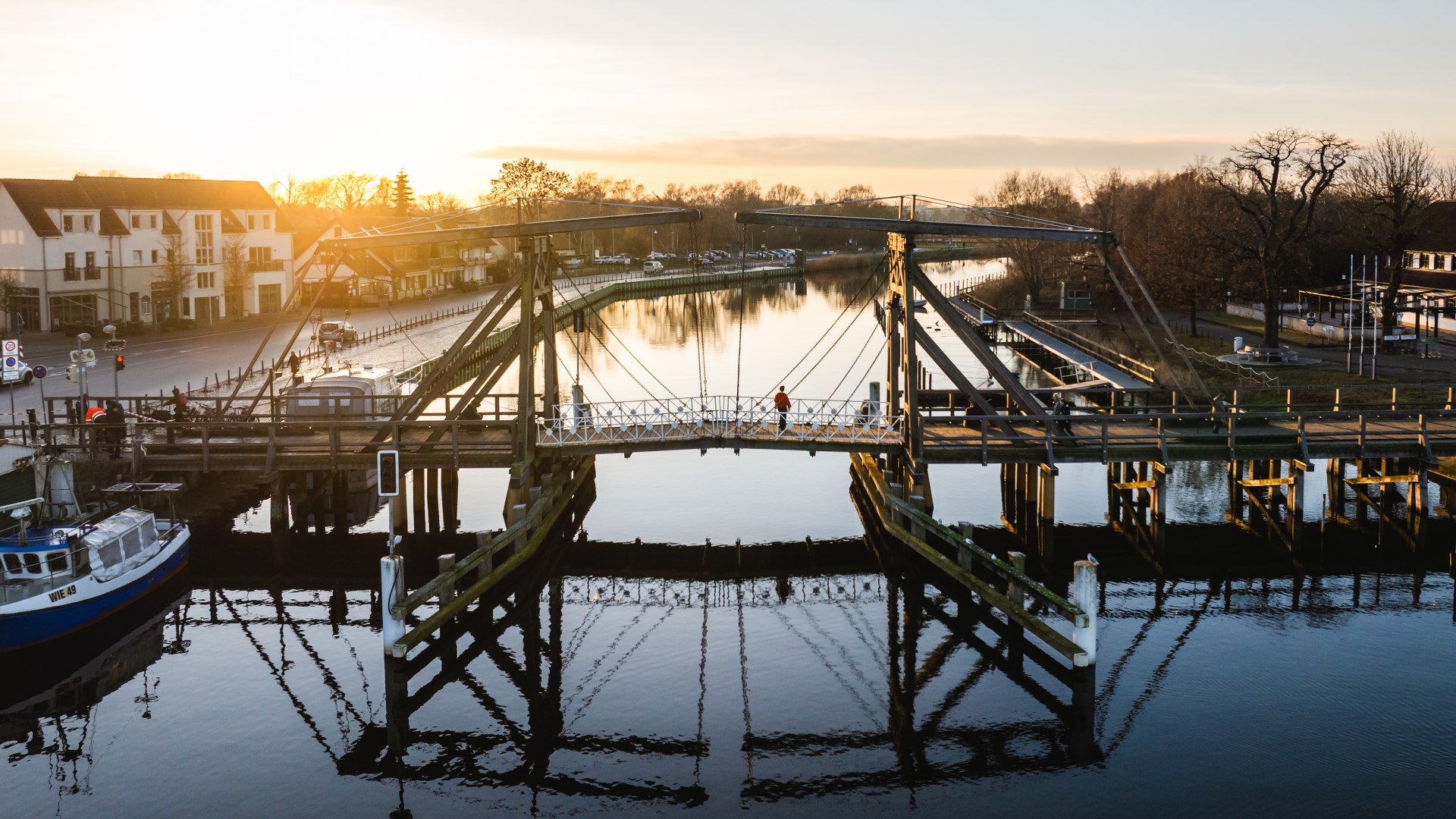 Historische Wiecker basculebrug bij Greifswald in het gouden licht van de zonsondergang over het water.