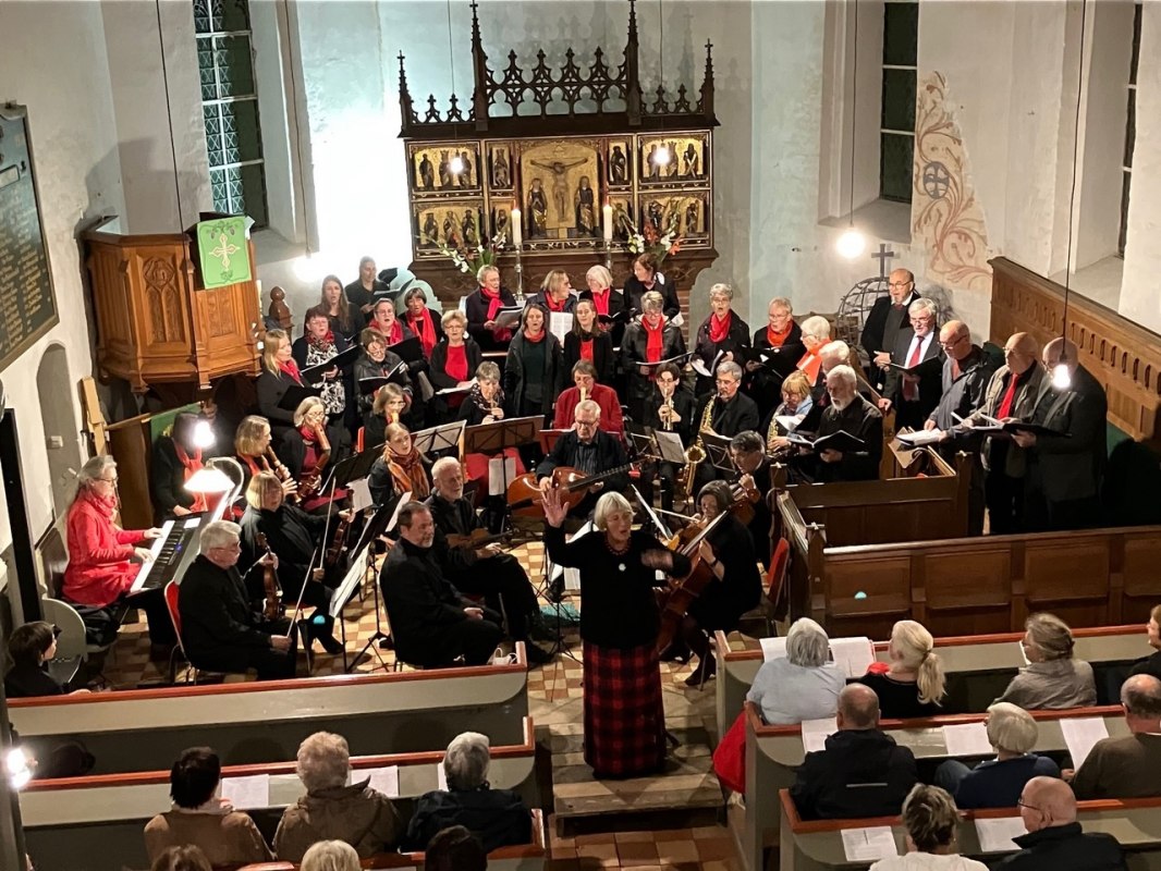 Christa Maier (center) with choir and orchestra in the village church of Pinnow, here a recording from last year. // © Förderverein Pinnower Orgel e.V. Christa Maier (center) with choir and orchestra in the village church of Pinnow, here a recording from last year. // © Förderverein Pinnower Orgel e.V.