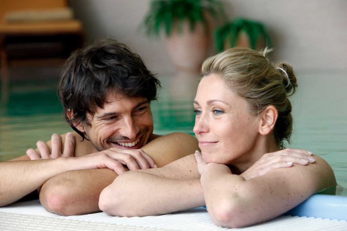 Zrelaksowana para przy basenie // &copy; Jochen Tack, Hotel Bernstein