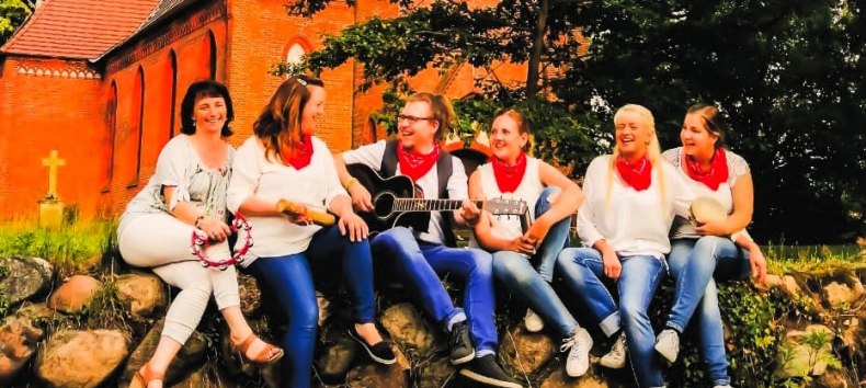 Tijdens het picknickconcert wordt „Capo 9“ begeleid door Jaana Duschinski (links) op de piano // © Sandra Harnack Tijdens het picknickconcert wordt „Capo 9“ begeleid door Jaana Duschinski (links) op de piano // © Sandra Harnack