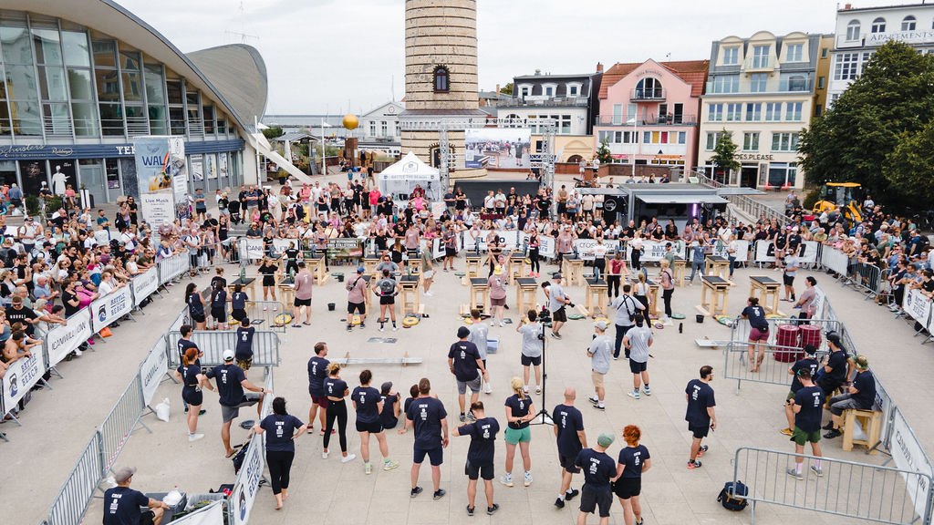 Gewichtheffen voor de vuurtoren op de promenade bij Battle The Beach., © Sebastian Hugo Scholz-Witzel