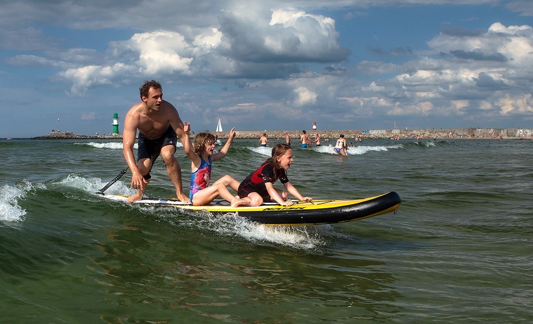 HW-Shapes biedt een breed scala aan stand-up paddling programma's. Van individuele en groepscursussen tot georganiseerde tochten, bedrijfs- en schoolevenementen tot meerdaagse kampeertochten op de SUP. Meer informatie vind je hier: www.sup-rostock.de., © © Matthias Marx | HW-Shapes