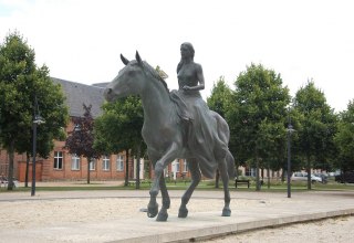 De Riding Alexandrine siert al enkele jaren de Alexandrinenplatz. // © Gabriele Skorupski De Riding Alexandrine siert al enkele jaren de Alexandrinenplatz. // © Gabriele Skorupski