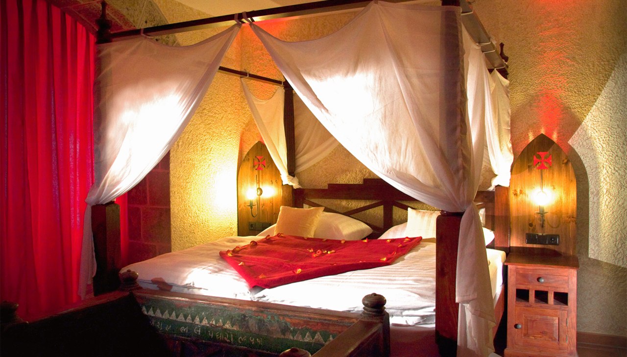 "Kastell Gemach medieval four-poster bed"(pokój dwuosobowy dla maks. 2 osób, bez dzieci)Średniowieczny styl:Wspaniałe łóżko z baldachimem. Oświetlenie otoczenia. Oriel z fotelami/sofą.32? / 81cm LED-TV z radiem.prysznic i WC. Lustro do makijażu i suszarka do włosów.Przeważnie z biurkiem.25 - 30 m² na antresoli i 1 piętrze w Haus Kastell., © BinzHotel.de/Eigentümer/WAECHTER