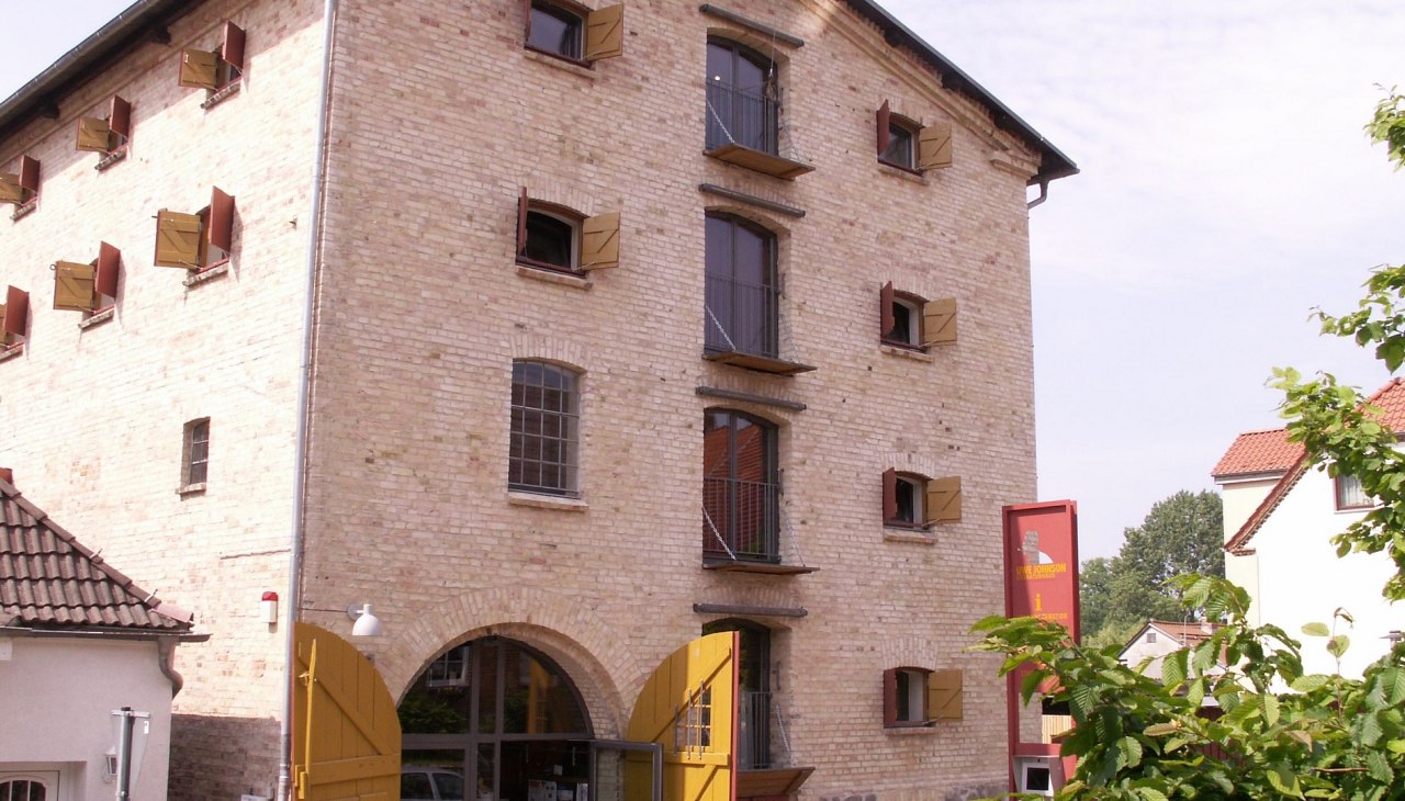 Buitenaanzicht van het Uwe Johnson Literatuurhuis, &copy; Dr. Anja-Franziska Scharsich