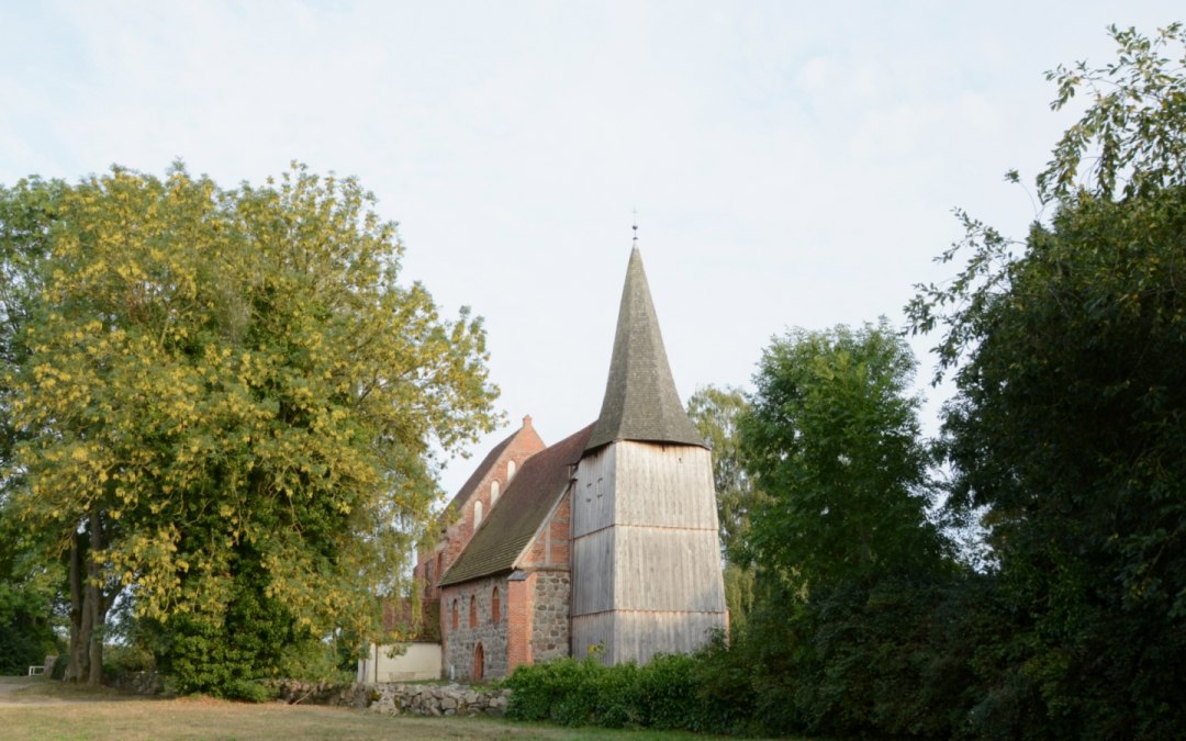 De middeleeuwse dorpskerk van Kuppentin in de nazomer., © Tourismusverband Mecklenburg-Schwerin