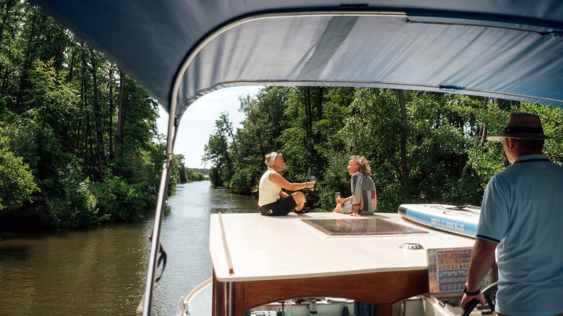 Sitting on a houseboat in a canal leading to Lake Jabel // © MV-T/Petermann Sitting on a houseboat in a canal leading to Lake Jabel // © MV-T/Petermann