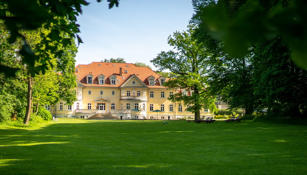 Het landhuis met zijn ruime, goed onderhouden, rustige terrein., &copy; Kloster Gut Saunstorf