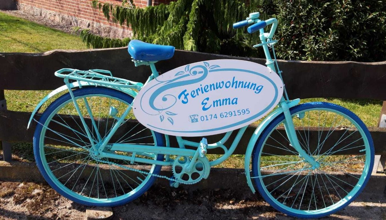 Rower reklamowy przed mieszkaniem wakacyjnym "Emma", © Bärbel Kuhrt