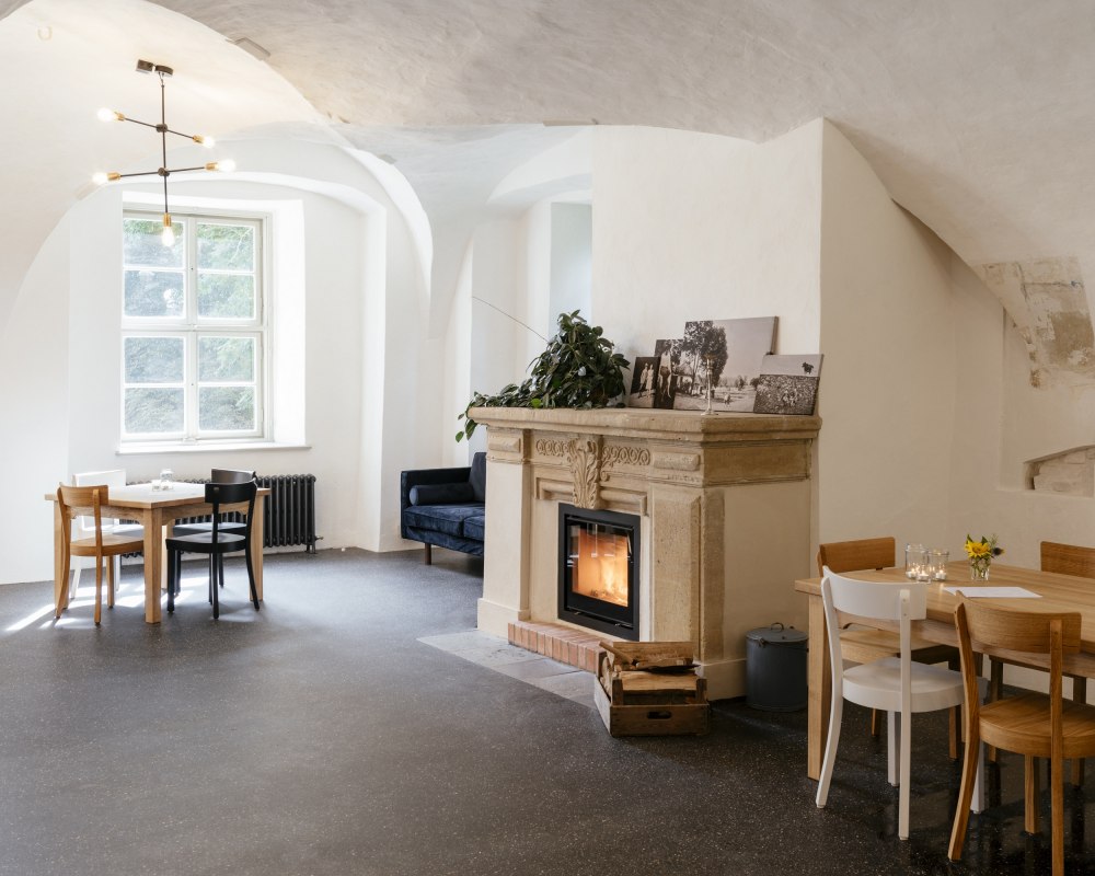 Tourist base station, caf&eacute;, bar on the first floor of the Quilow moated castle // &copy; Phlipp Meuser