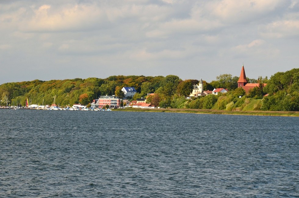 View of Altefähr with St. Nikolai church // © Tourismuszentrale Rügen View of Altefähr with St. Nikolai church // © Tourismuszentrale Rügen