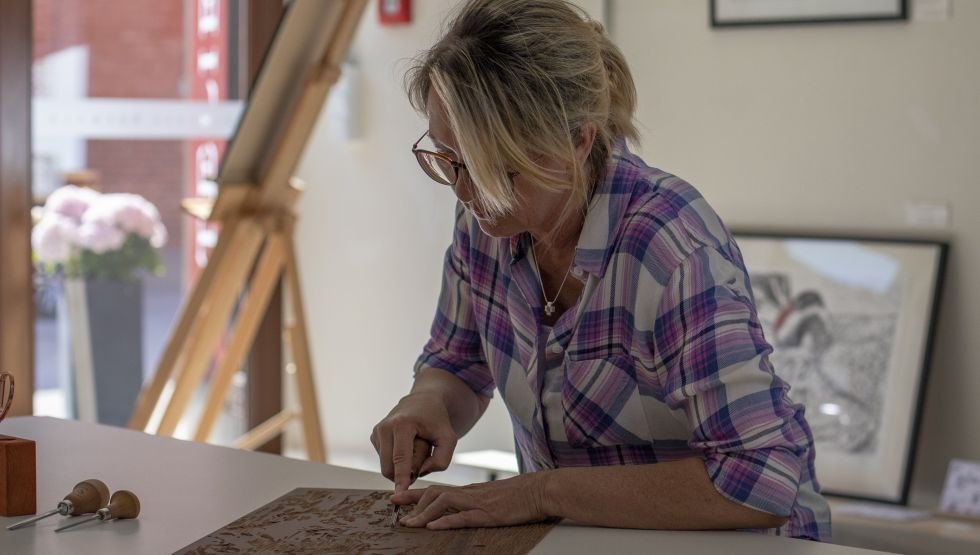 Ivette Lesser making a linoleum print, © Martin Schröder Ivette Lesser making a linoleum print, © Martin Schröder