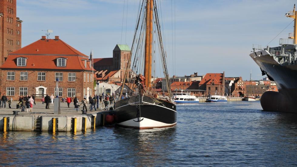 Atalanta przycumowana do domku na drzewie, © Hansestadt Wismar