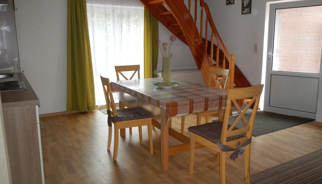 Een trap leidt naar de slaapkamer en de badkamer met douche., © Roland Kietzmann Een trap leidt naar de slaapkamer en de badkamer met douche., © Roland Kietzmann