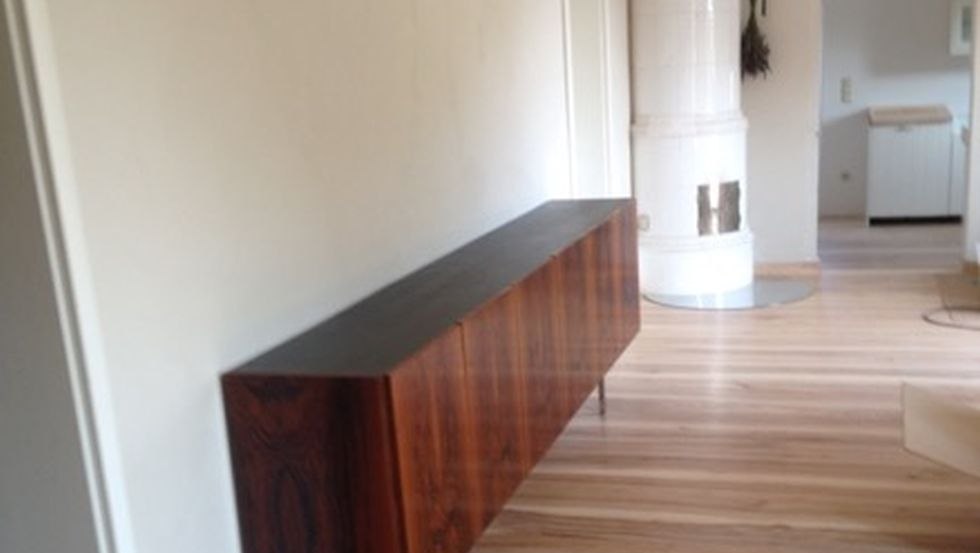 Szwedzki piec i widok na kuchnię // &copy; Eva-Maria Lamprecht