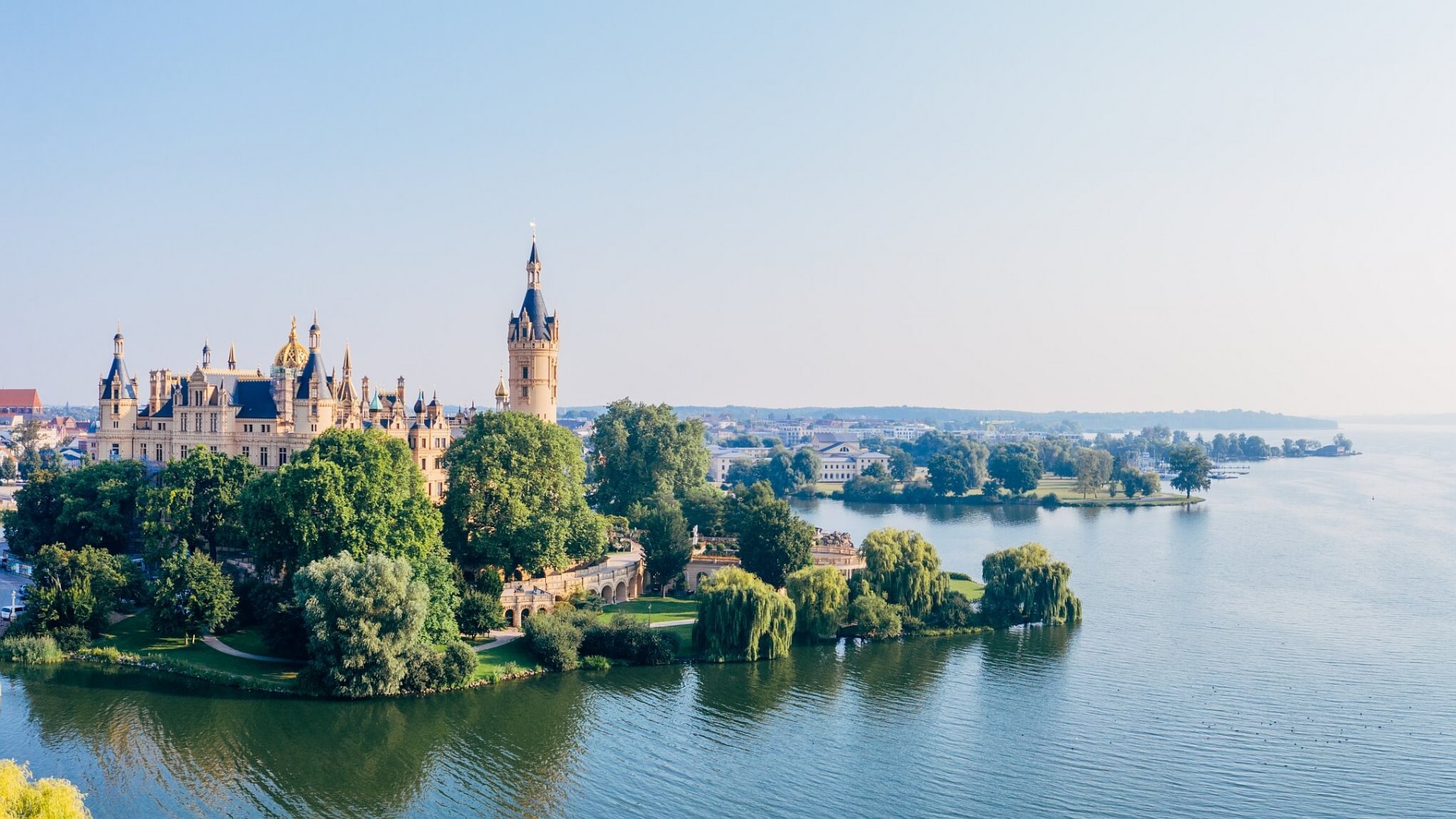 Kasteel Schwerin ligt op een eiland in het meer van Schwerin - luchtfoto in Schwerin // Kasteel Schwerin ligt op een eiland in het meer van Schwerin // © MV-T/Gänsicke Kasteel Schwerin ligt op een eiland in het meer van Schwerin - luchtfoto in Schwerin