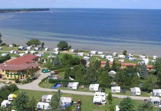Camping van bovenaf met uitzicht op de receptie // &copy; Ostseecamping Ferienpark Zierow KG