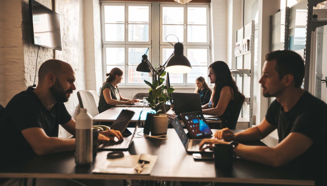 Jasna przestrzeń coworkingowa z przestronnymi stanowiskami pracy. Oferuje cichą i skoncentrowaną atmosferę do produktywnej pracy., © Michelle Dynio