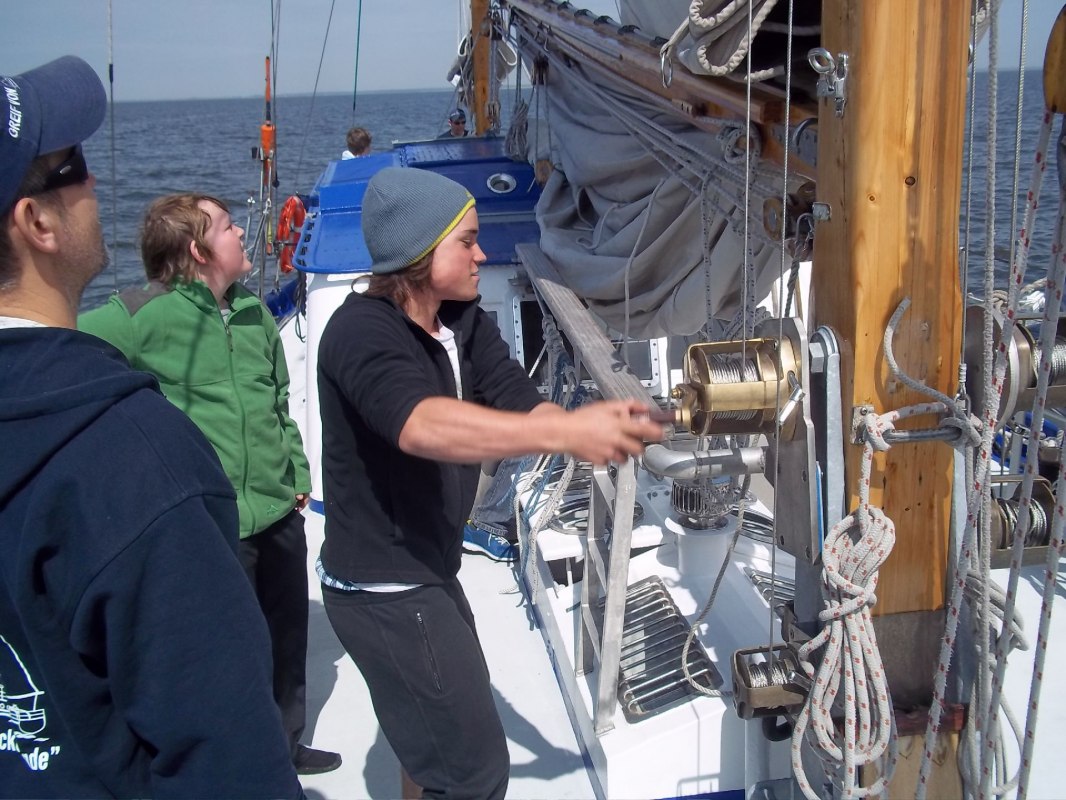 Młodzież przepychająca się przez grot // &copy; Mirko Niebuhr 2017