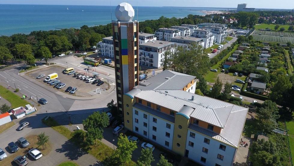 Warnemünde Youth Hostel ligt direct aan het strand in de populaire kustplaats aan de Oostzee. // © DJH MV Warnemünde Youth Hostel ligt direct aan het strand in de populaire kustplaats aan de Oostzee. // © DJH MV
