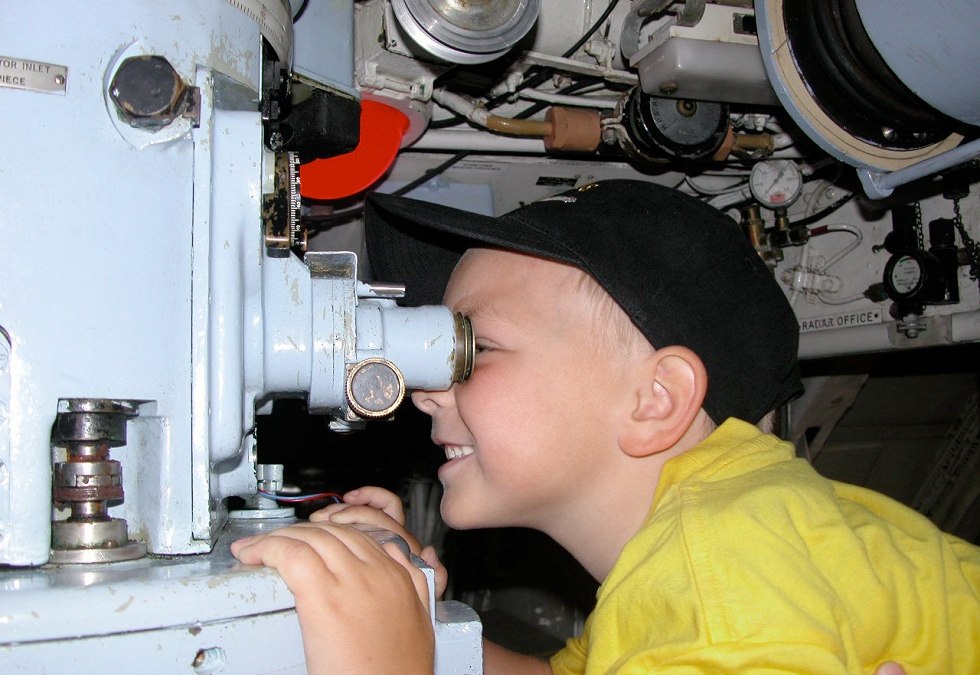 Timi bij de periscoop., © Erlebniswelt U-Boot GmbH
