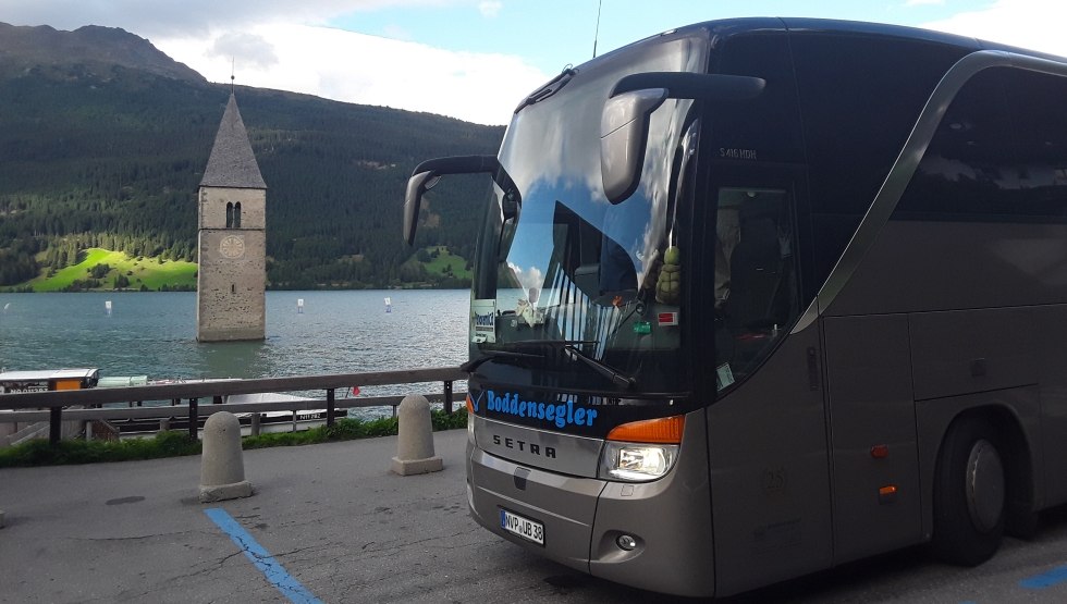 Wycieczki autokarowe do Włoch, tutaj nad jezioro Reschen/Południowy Tyrol, © Boddensegler