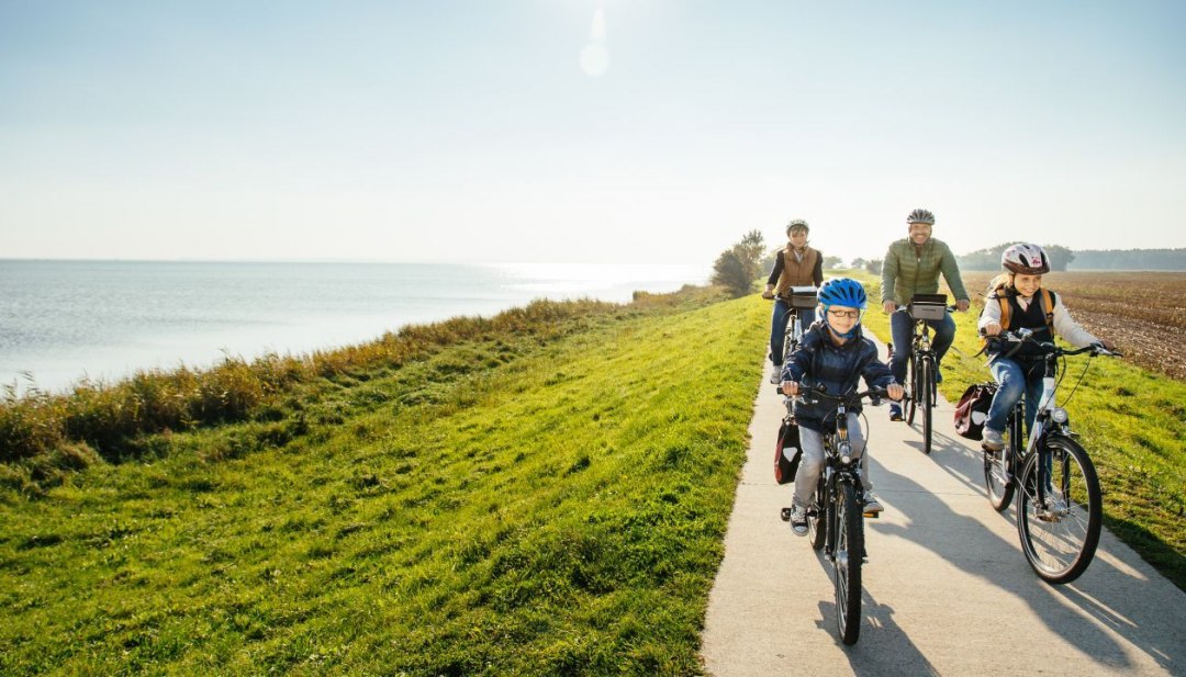Familie-uitje op de fiets op het eiland Ummanz in de Oostzee, &copy; TMV/Roth