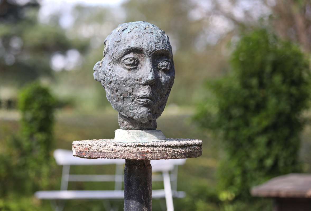 Art in the garden of the Niemeyer-Holstein studio // &copy; TMV/Nikulski