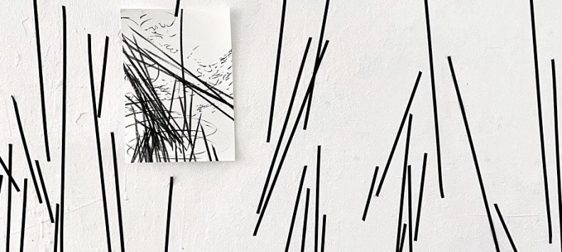 Julia Pietschmann: Installationsansicht "Schwarz auf Weiß" Symposium, 2024, ArToll Kunstlabor, Bedburg-Hau, Tape auf Wand mit Objekt und Zeichnungen aus der Serie "Stock auf Stock", 2021-24 // © Peitschmann Julia Pietschmann: Installationsansicht "Schwarz auf Weiß" Symposium, 2024, ArToll Kunstlabor, Bedburg-Hau, Tape auf Wand mit Objekt und Zeichnungen aus der Serie "Stock auf Stock", 2021-24 // © Peitschmann