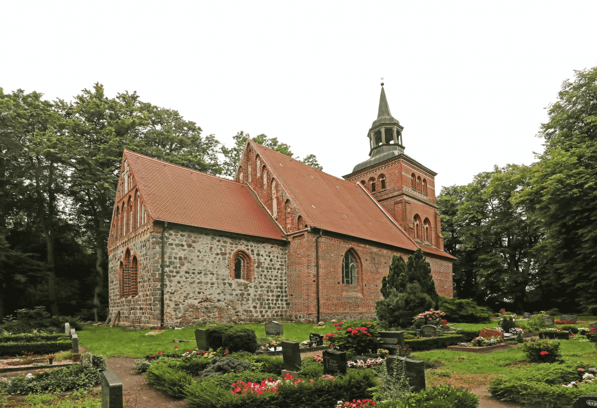 Zijaanzicht van de kerk en de begraafplaats // &copy; MV-T/Gohlke