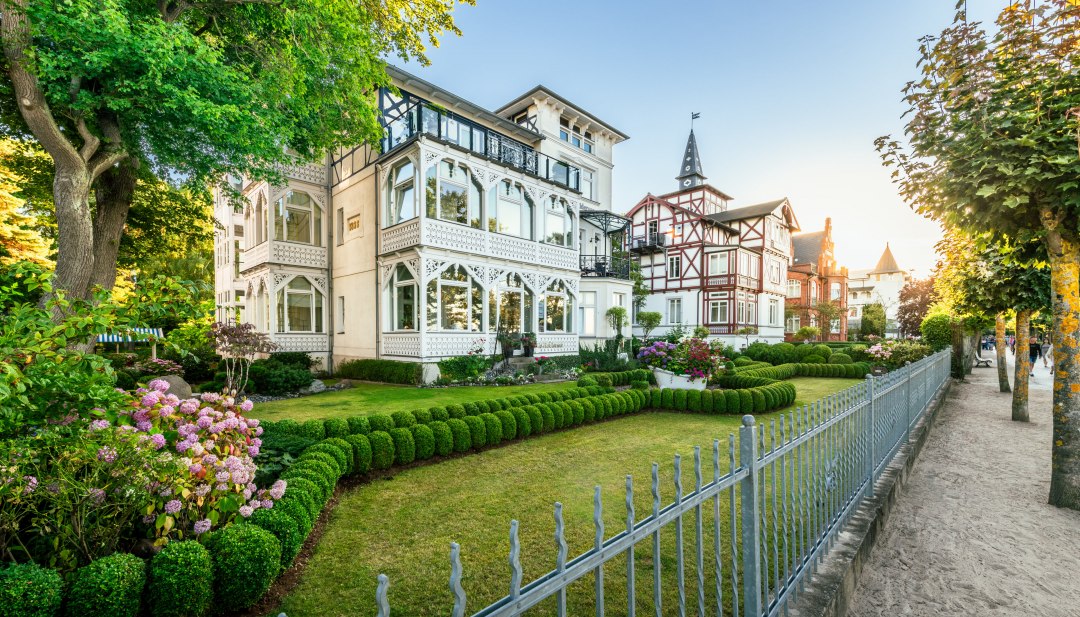 Directly on the beach promenade of the Baltic resort Binz you can find villas in the style of spa architecture to admire. // &copy; MV-T/Tiemann