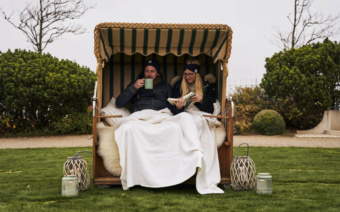 paar-im-strandkorb-fell-garten-kerzen-frontal-ostseehotel-kuehlungsborn, © Arne Nagel