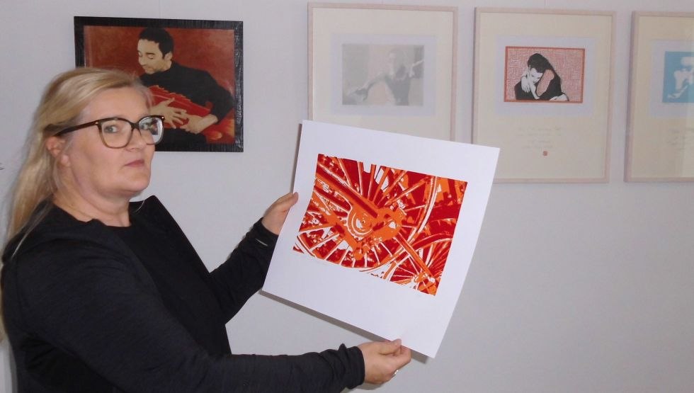 Marta Olejko with some of her works, &copy; Simone J&uuml;r&szlig;