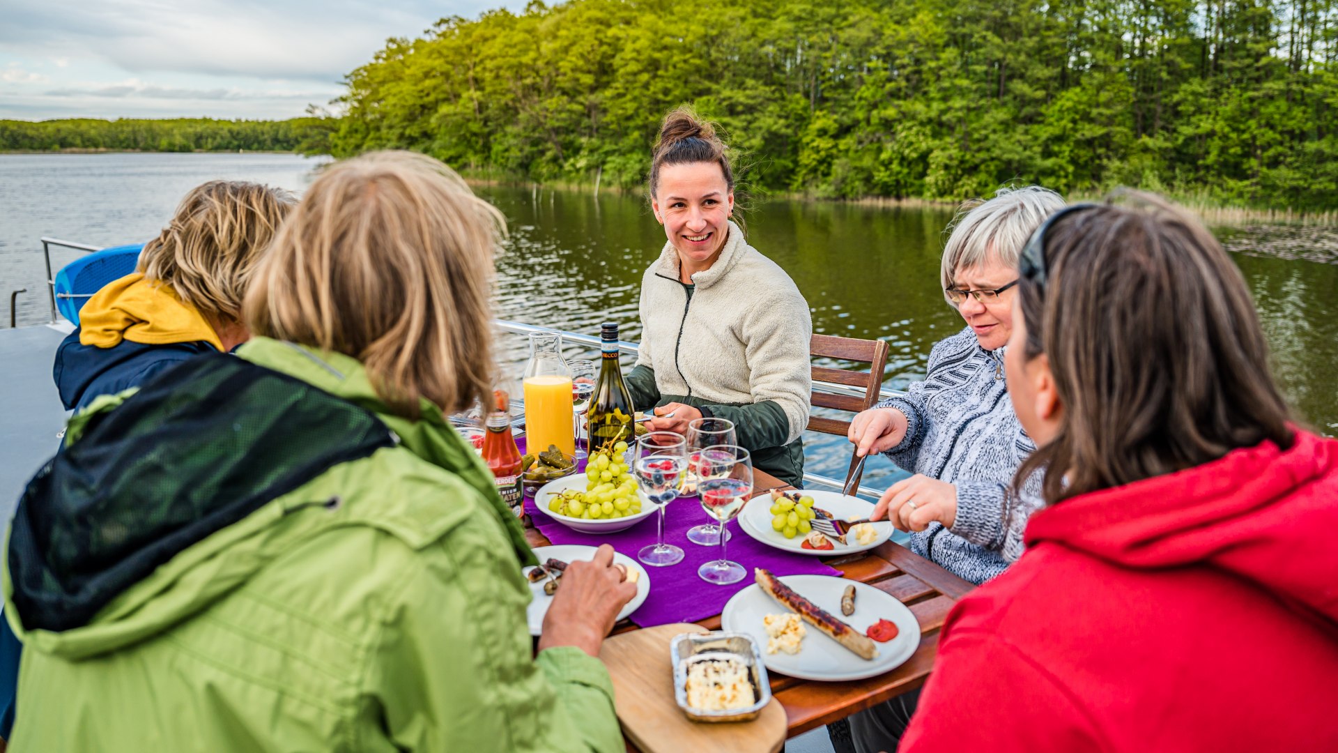 Proost op vriendschap, proost op de woonboot! De vrienden komen in de stemming voor de avond met Prosecco., © TMV/Tiemann