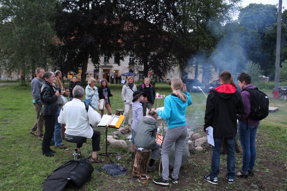 Traditioneel St John's vreugdevuur tijdens de midzomer retraite, © U. Jäpel
