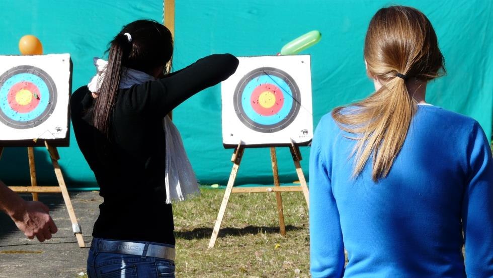 Two girls archery, © Sven-Erik Muskulus Two girls archery, © Sven-Erik Muskulus