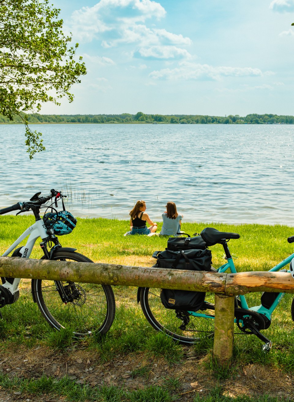 Matka i córka siedzące na łące przy kąpielisku nad jeziorem Jabel