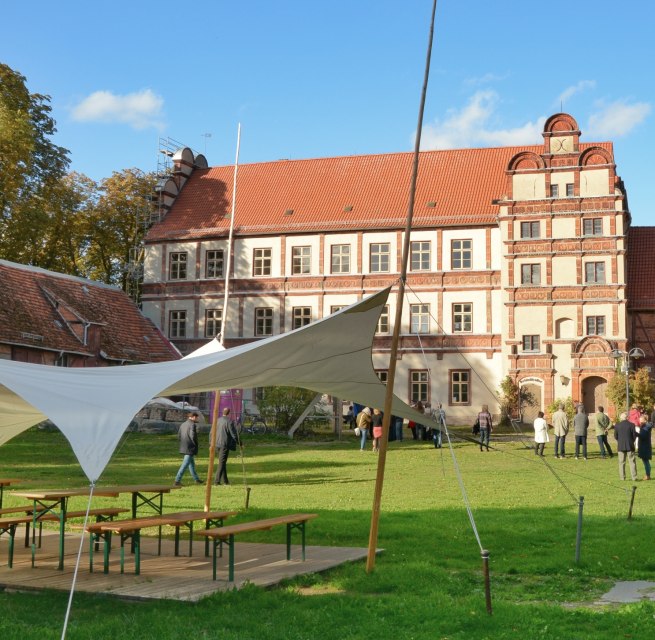 De binnenplaats van kasteel Gadebusch tijdens een evenement., © Tourismusverband Mecklenburg-Schwerin e.V.