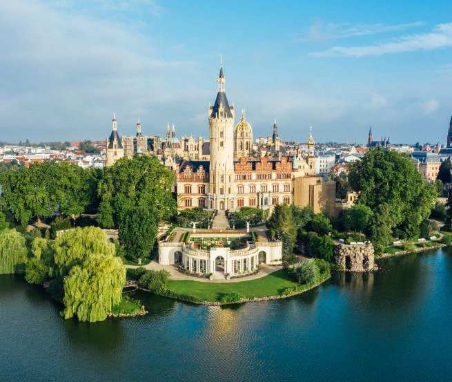 Zamek Schwerin góruje nad stolicą kraju związkowego Schwerin jako punkt orientacyjny, © TMV/Gänsicke
