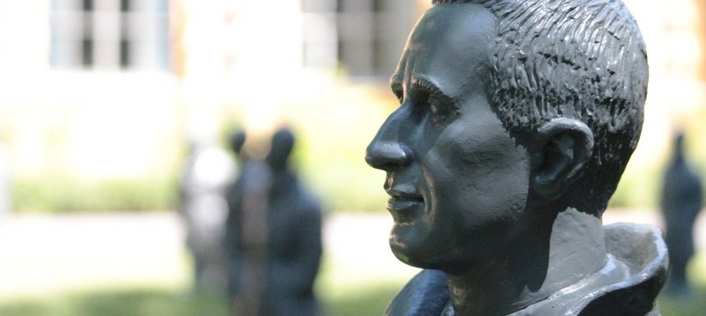 Die Berliner Bronzefigur des sitzenden Dichters, Schriftstellers, Bühnenautors und Theaterleiters Bertolt Brecht (1898-1956) // © Birgit Böllinger auf Pixabay Die Berliner Bronzefigur des sitzenden Dichters, Schriftstellers, Bühnenautors und Theaterleiters Bertolt Brecht (1898-1956) // © Birgit Böllinger auf Pixabay