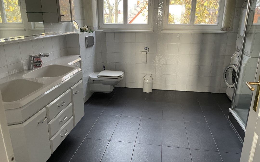De ruime badkamer (appartement nr. 1) is slechts gedeeltelijk drempelvrij (10 cm toegang tot de douche)., © A. Wilken