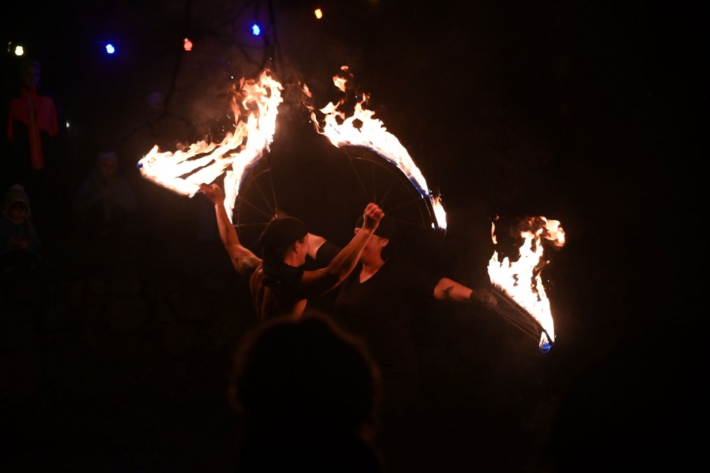 Pokaz ognia grupy Drachenfeuer na placu przed plebanią, © Förderkreis Kirche Damshagen/Sabrina Lampe