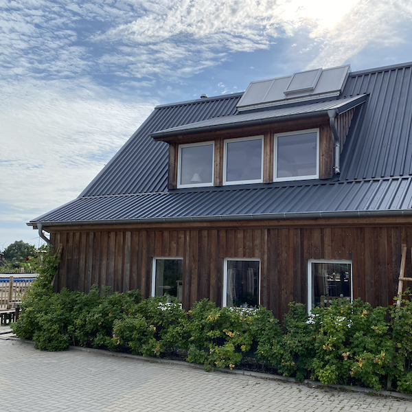 Buitenaanzicht van de gemoderniseerde schuur., © Maximilian Voß