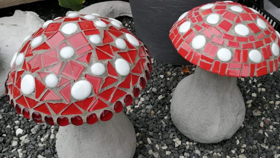 Betonnen paddenstoelen en mozaïekstenen, © Margarete Reimer