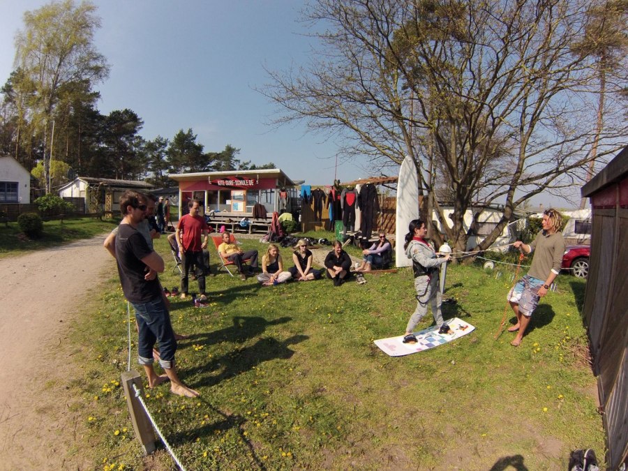 Despite practical training: theoretical preparations at our school, © Kitesurfschule Pepelow Despite practical training: theoretical preparations at our school, © Kitesurfschule Pepelow