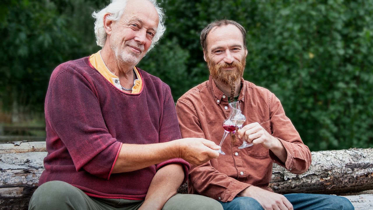 Eric & Johann Twee personages hebben elkaar ontmoet. // &copy; FreudenFeuer Destillerie GbR