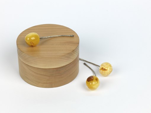 Anne Lengnink, cherriesObject from the installation "The Shimmering Stones" amber, silver // &copy; A. Wippermann